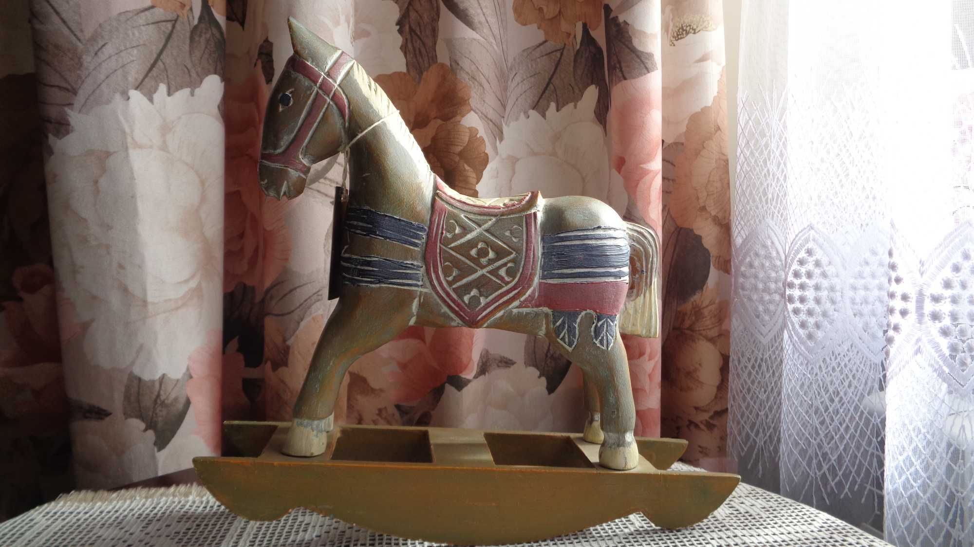 figurka dekoracja koń na biegunach