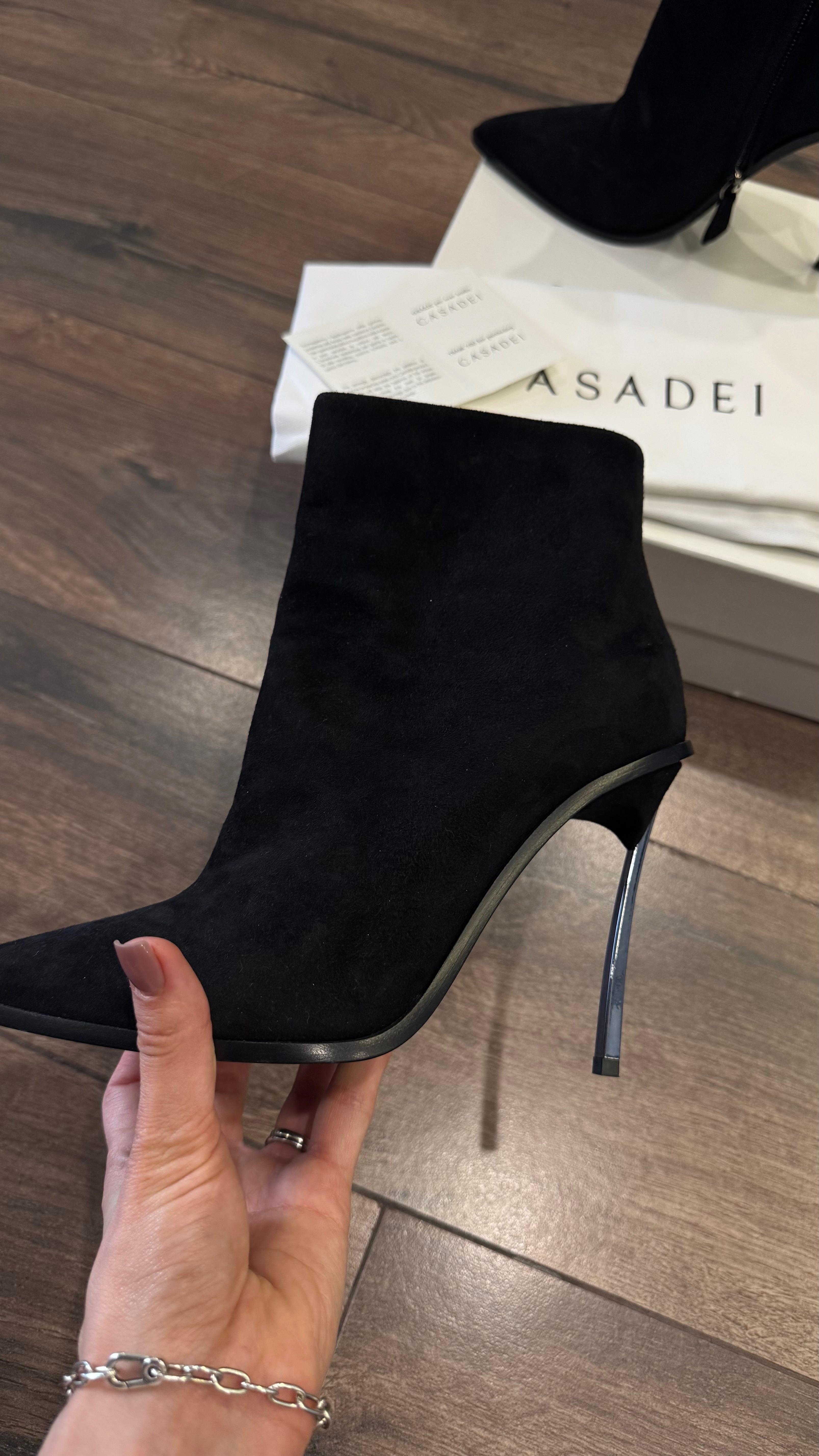 Замшеві ботильйони Casadei