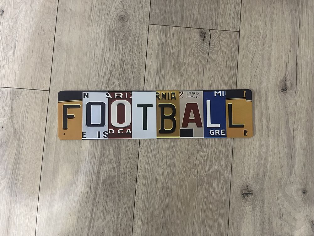 Tabliczka uliczna z napisem Football