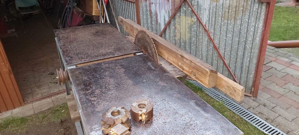 Heblarka, piła tarczowa i frezarka w jednym, Stół