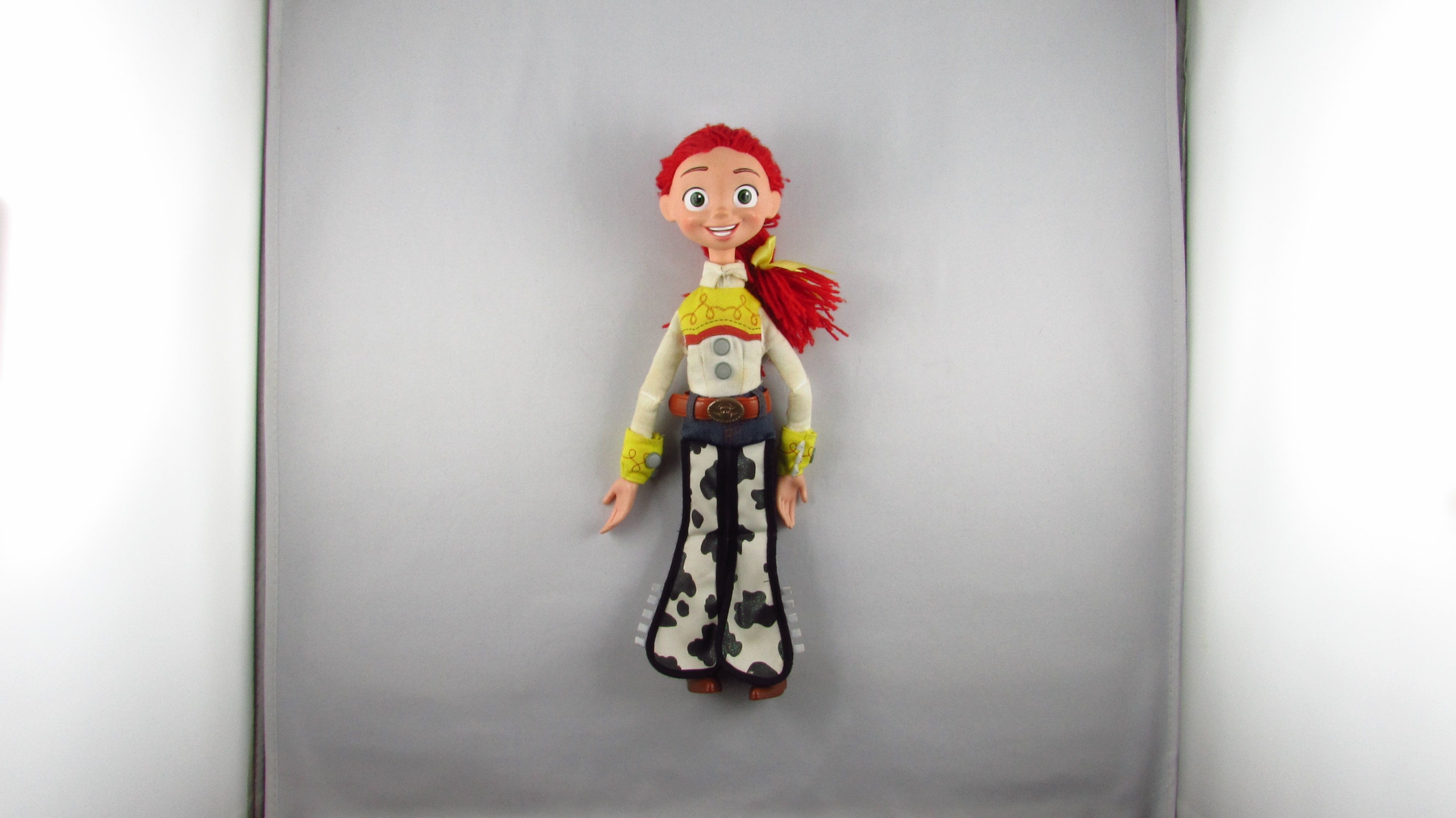DISNEY PIXAR Toy Story Kowbojka Figurka Jessie Yodeling Cowgirl Mówiąc