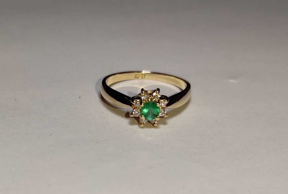 Золотое кольцо с изумрудом и бриллиантами 0,12 карат. Желтое золото