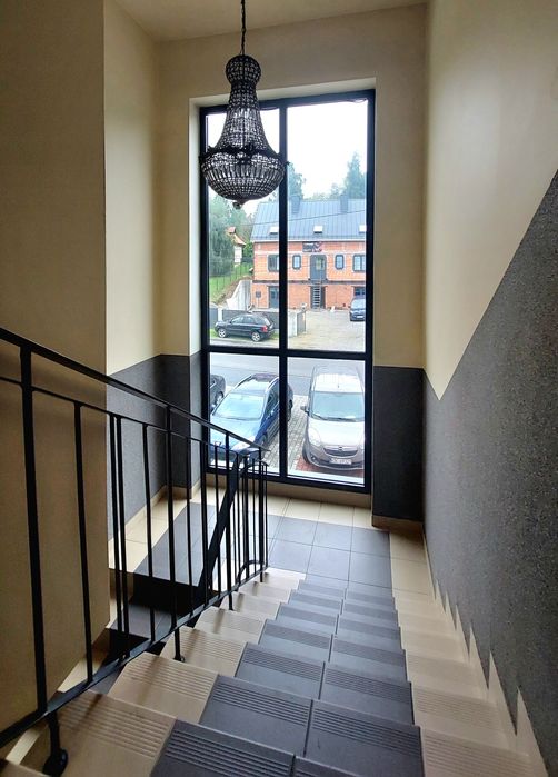 Lokal pod usługi/biuro - parking przed budynkiem, ul. Karosek