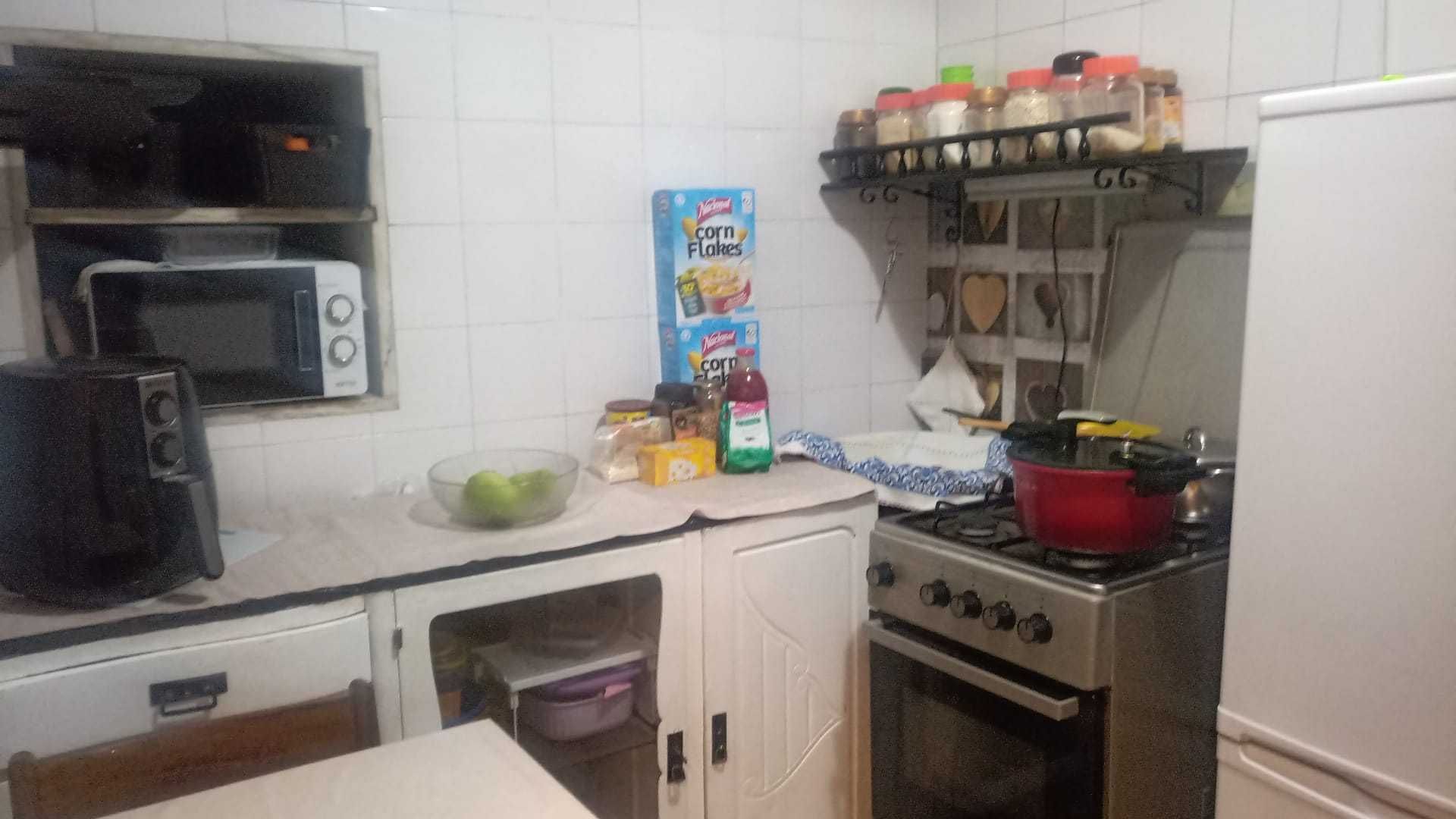 Alugo camas casa com bastante espaço e quintal.