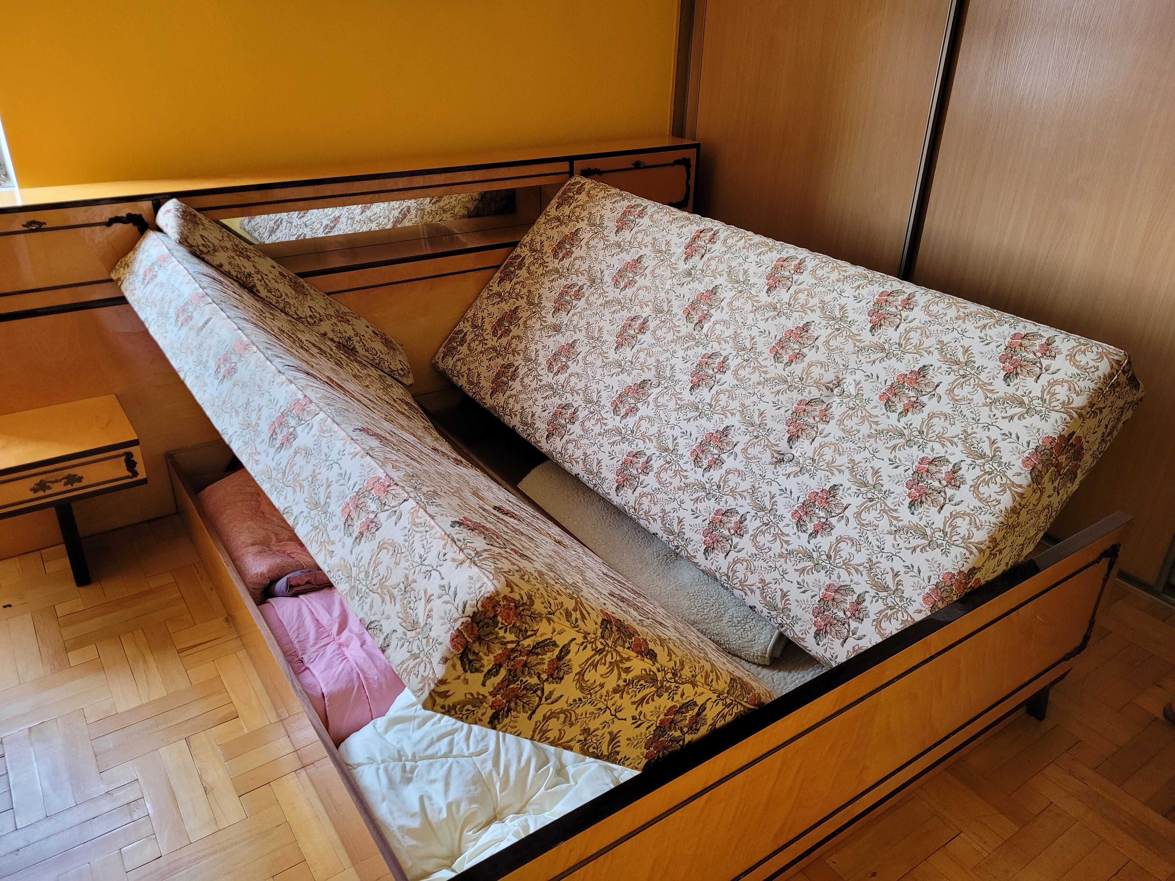 Zestaw mebli kalwaryjskich PRL łóżko, szafa, stolik i więcej