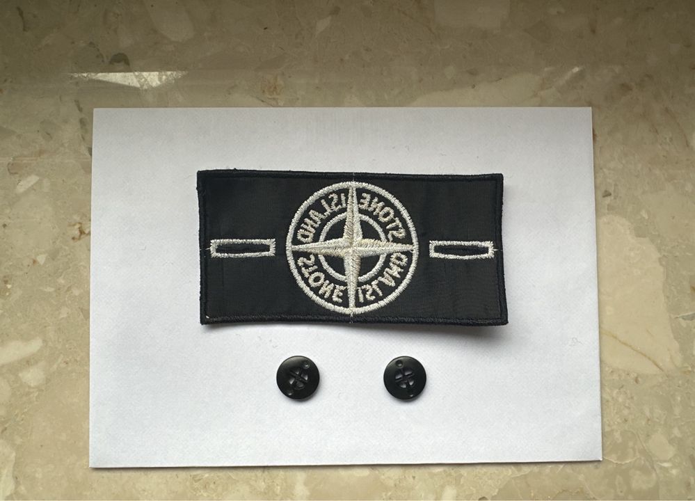 Czarno biala patka odznaka stone island z guzikami