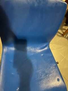 Cadeira de escritório com rodas em pele azul
