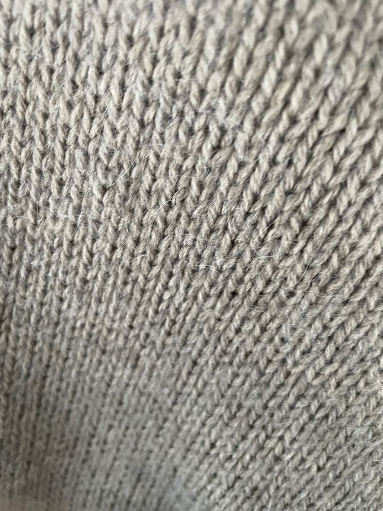 Damski sweter koloru beżowego