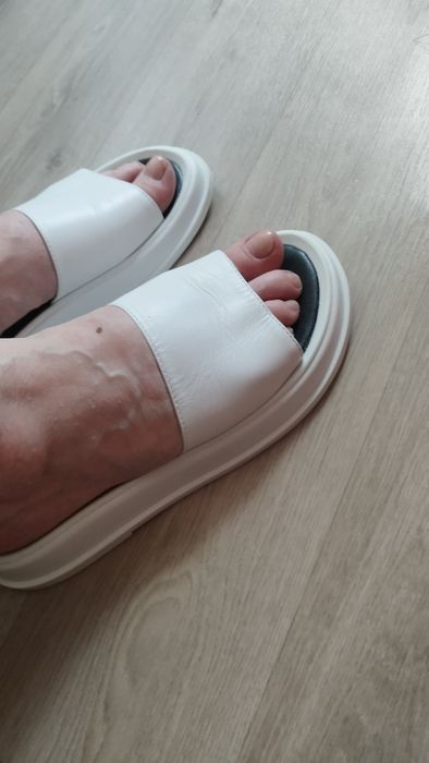 Шльопанці шкіряні