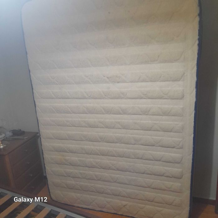 Mobília de quarto de casal com tampos em mármore