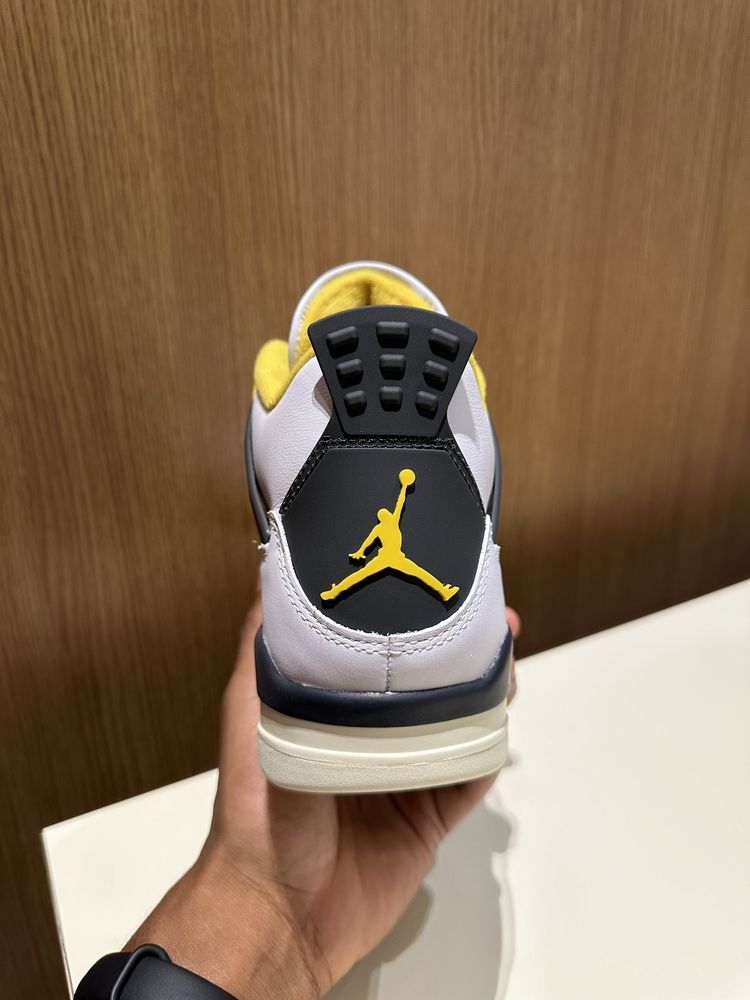 Air Jordan 4 Retro