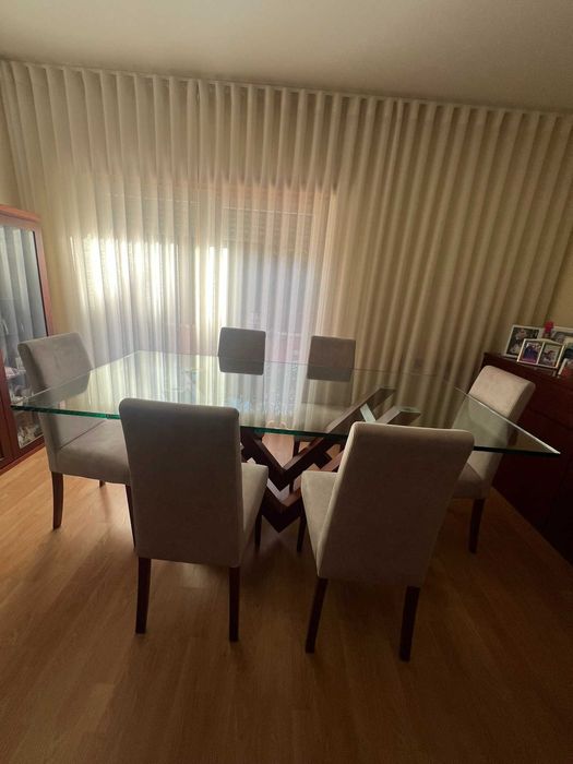 Mesa de Jantar em Vidro e 6 Cadeiras - Design Moderno e Elegante
