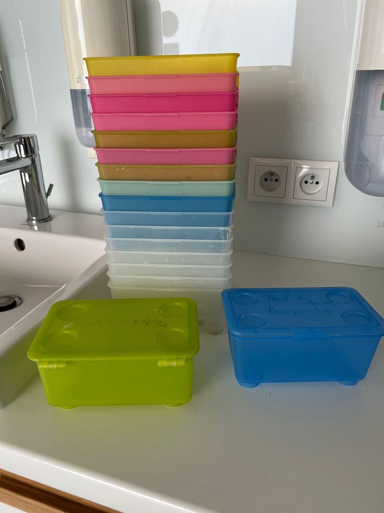 Kolorowe pudełka plastikowe – zestaw ok. 40 szt.