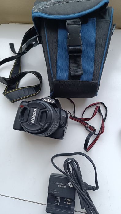 Máquina fotográfica Nikon D3000 com lente 18-55mm e bolsa bom estado