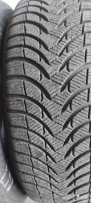 Шини  215/60/16 Michelin зима 2011 року , комплект.