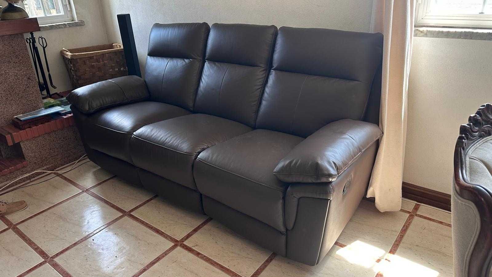 Sofá articulado em pele