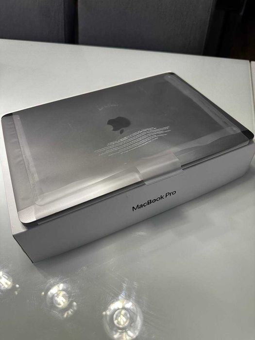 MacBook Pro 13” (2019) 8GB - funciona bem mas ecrã com cores alteradas