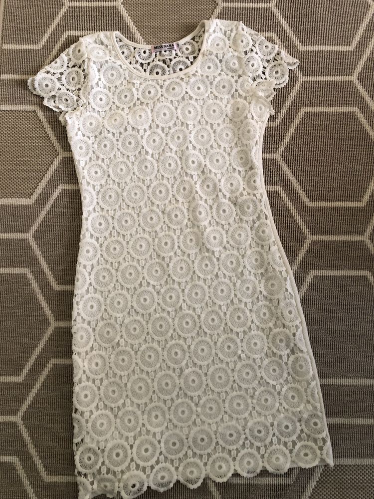 Biała koronkowa sukienka na krótki rękaw