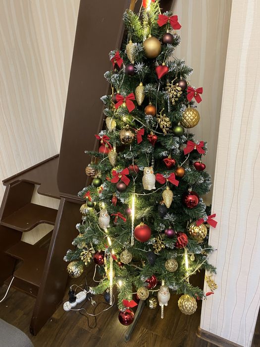 Продам елку европейскую искусственную разборную с игрушками гирляндами