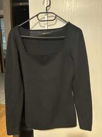Elegancka czarna bluzka z dekoltem karo