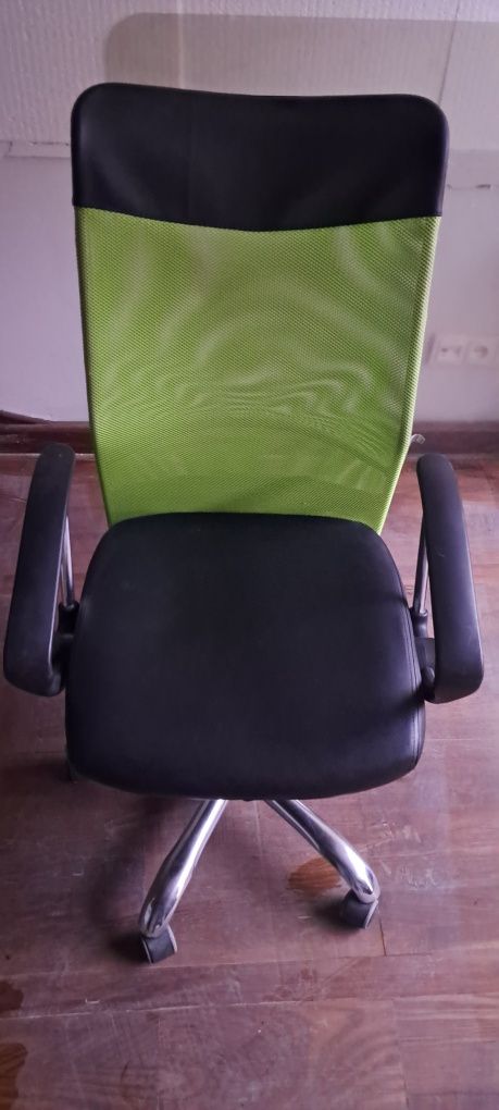 Офісне крісло 2 шт в хорошому стані