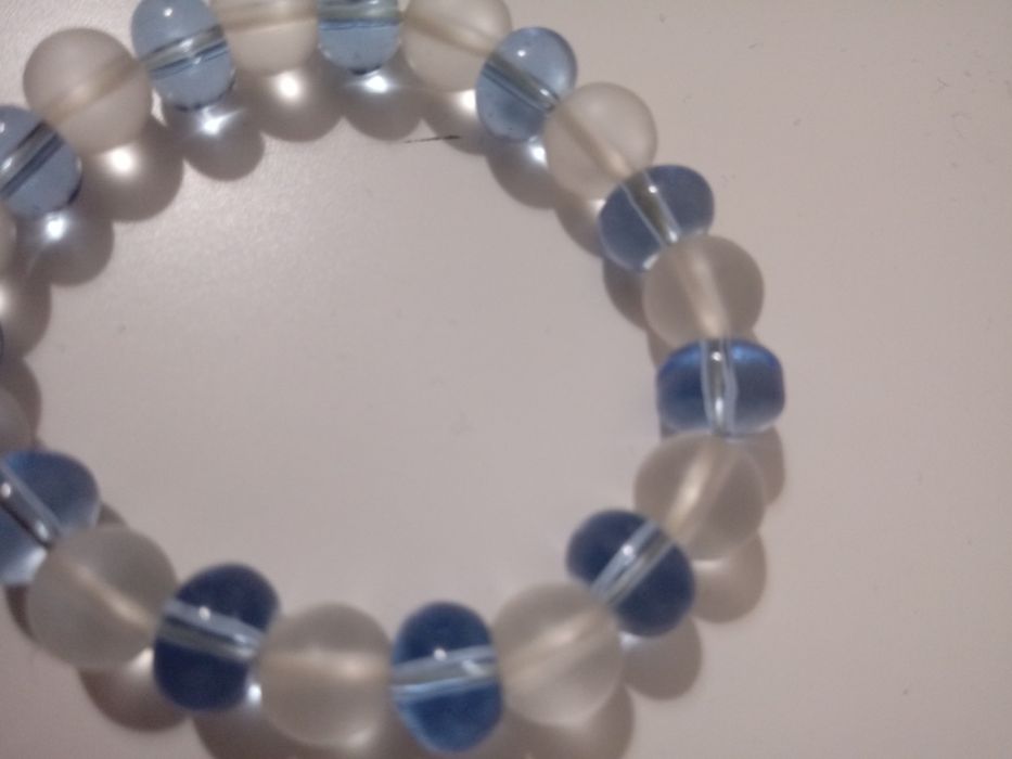 Biało niebieska bransoletka ze szklanych koralików na gumce