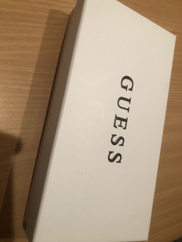 Pudelko prostokatne Guess