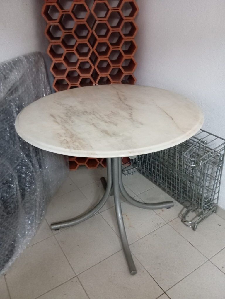 Vendo mesa para jardim ou cozinha,