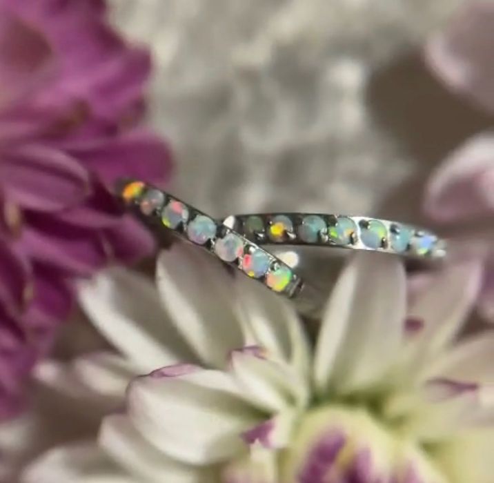 Кільце-клікер з білими опалами 8мм