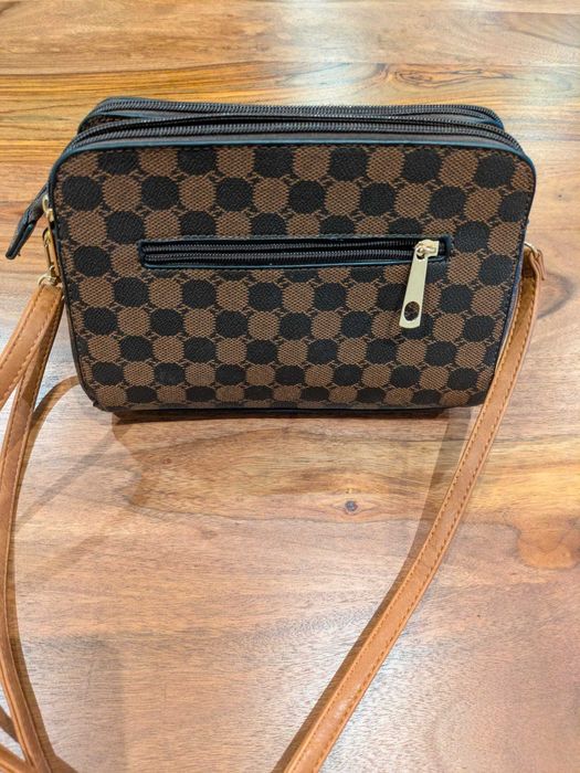 Mala pequena (Louis Vuitton não original)