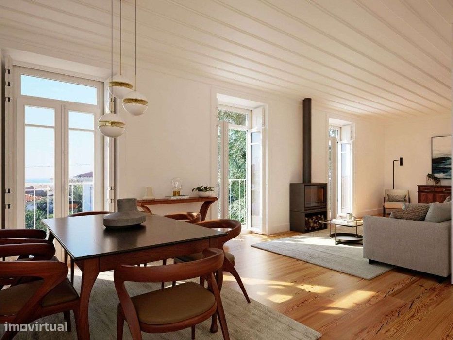 Apartamento T4 duplex renovado com vista sobre o mar no Estoril