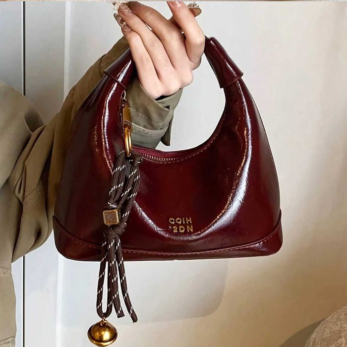 Стильна жіноча сумка бургунді кросбоді на плече екошкіра з брелоком