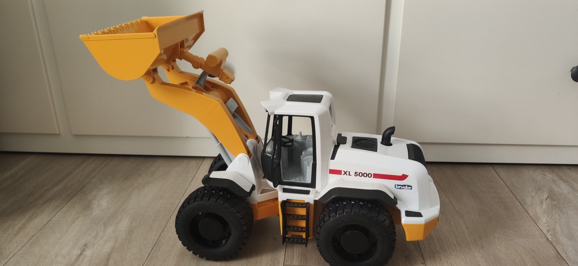 Escavadora Bruder brinquedo pouco usada