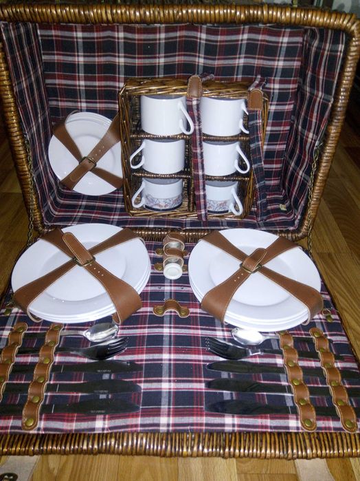 Люксовый чемодан для пикника с посудой