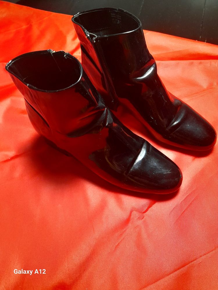 Botas em verniz no.38, da Sapataria Aldo