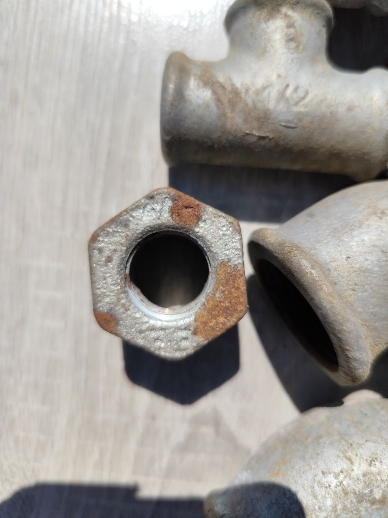 Kolano 1'' , mufa 3/4'', trójnik 1/2'', mufa 11/4'', redukcja
