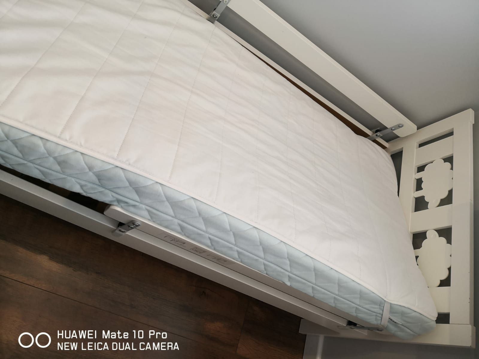 Białe łóżko z  materacem  IKEA