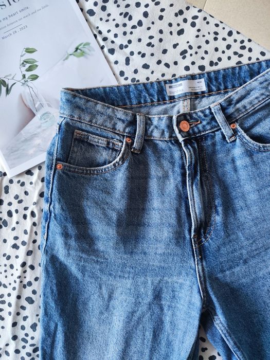 Bershka | Niebieskie dżinsowe spodnie mom fit wysoki stan 38