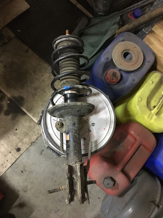 Аммортизатор амортизатор передній Toyota Yaris (2005-2012 р.в.).