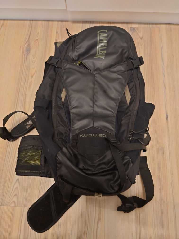 Plecak rowerowy z protektorem Camelbak K.U.D.U. 20