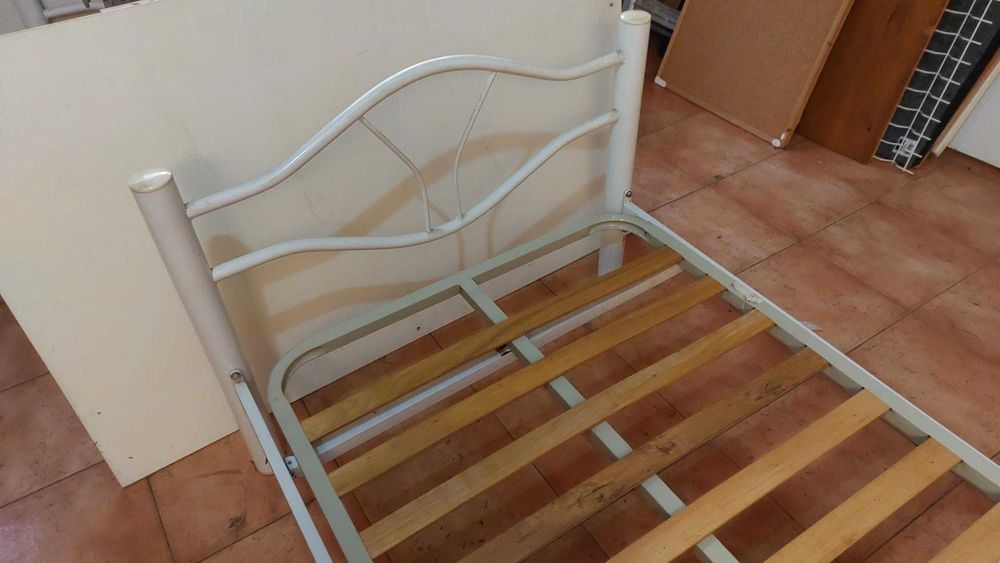 Cama de ferro de solteiro lacada a branco