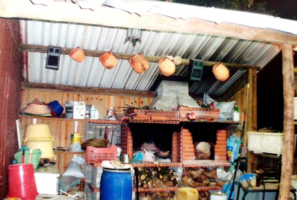 Terreno rústico com casa madeira de apoio ao parque lazer