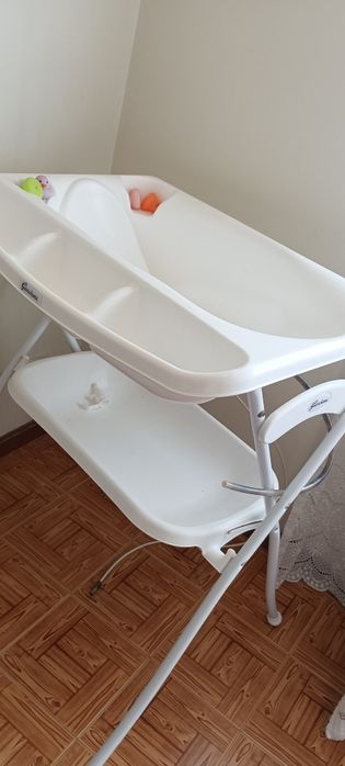 Banheira de bebe e trocador de fraldas