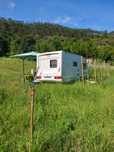 Terreno rural com caravana e poço