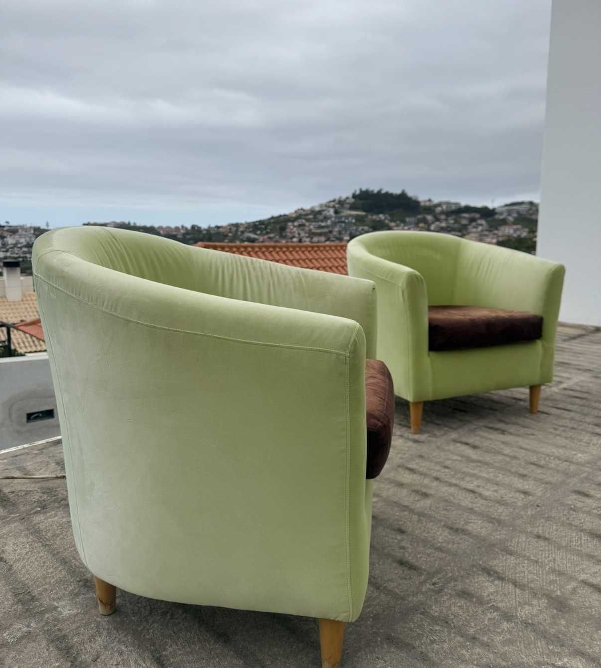 Cadeirões verde e castanhos (com algum uso) - 100€