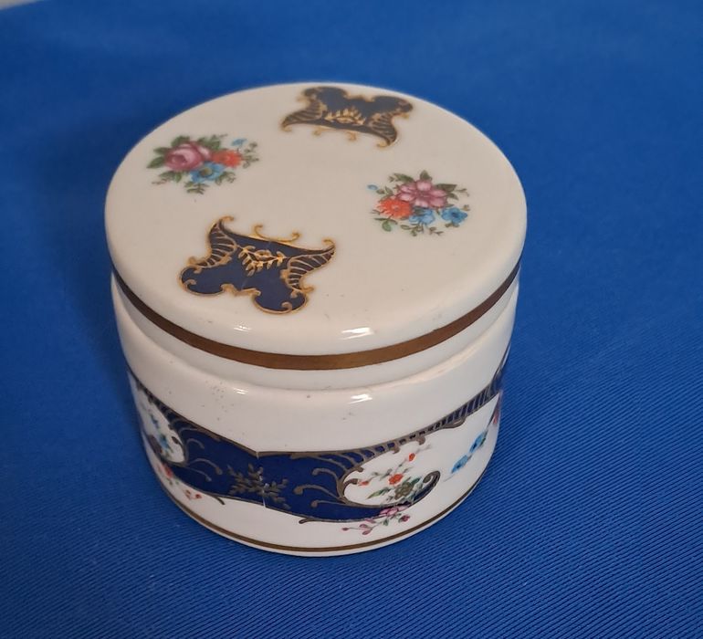 Guarda joias pequenino em fina porcelana