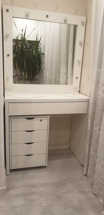 Продам візажний стіл +тумба +крісло