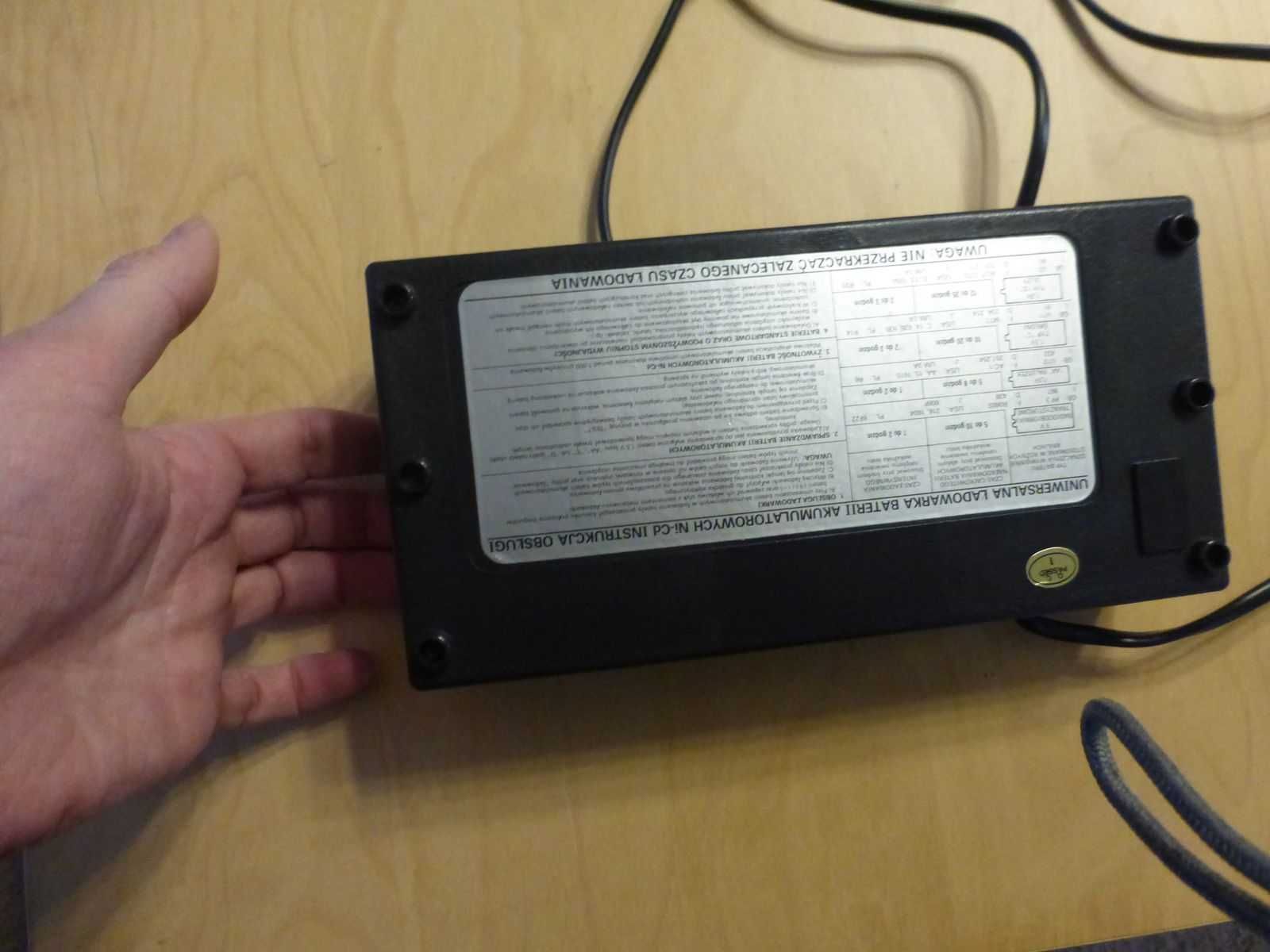 Uniwersalna ładowarka baterii akumulatorów MW398 Ni-Cd 1.5V 9V