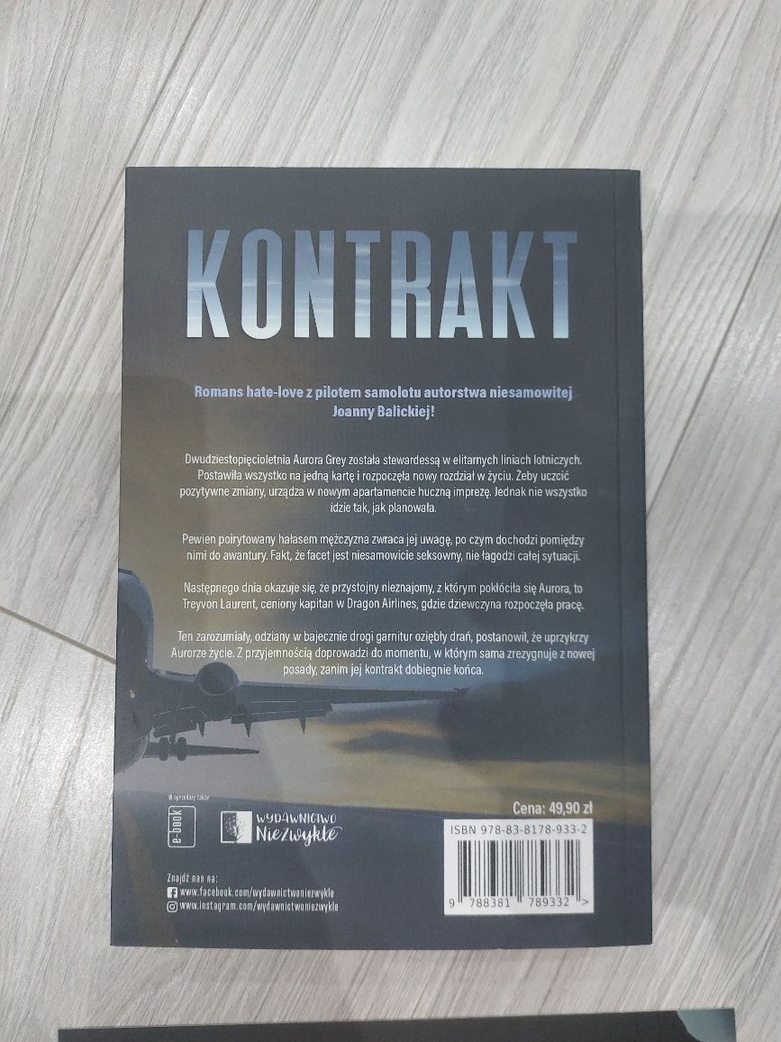 Książka ,,Kontakt" + zakładka
