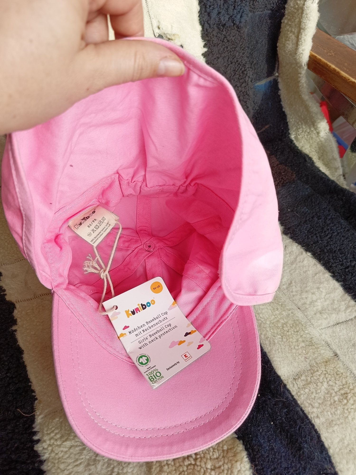 Nowa różowa czapka z daszkiem i ochrona karku firmy Kaniboo